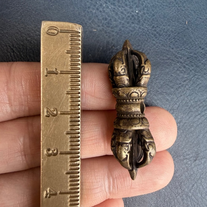 Kleiner Anhänger aus Messing i – Small Vintage Collectible Items Bewertung und Preis
